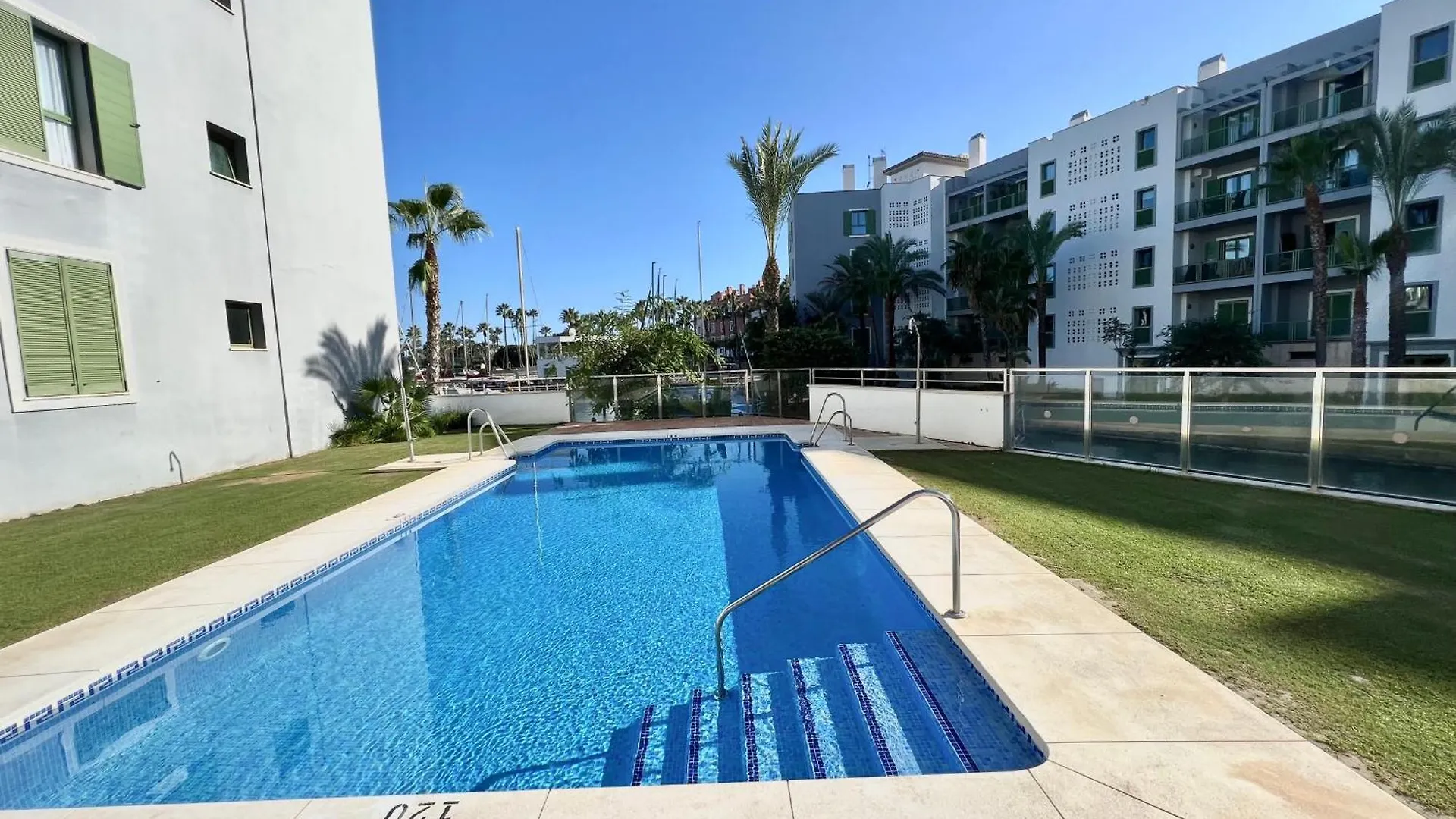 Seaside Sotogrande Retreat With Pool Διαμέρισμα