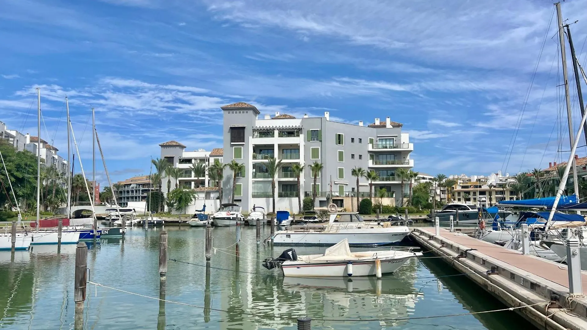 Seaside Sotogrande Retreat With Pool Διαμέρισμα
