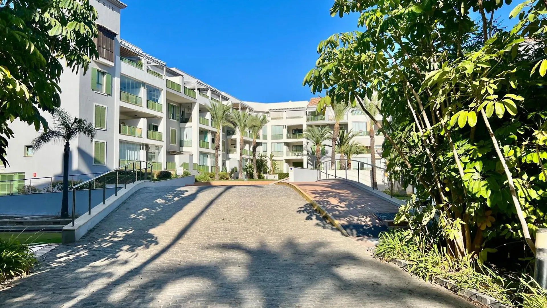 Seaside Sotogrande Retreat With Pool Διαμέρισμα