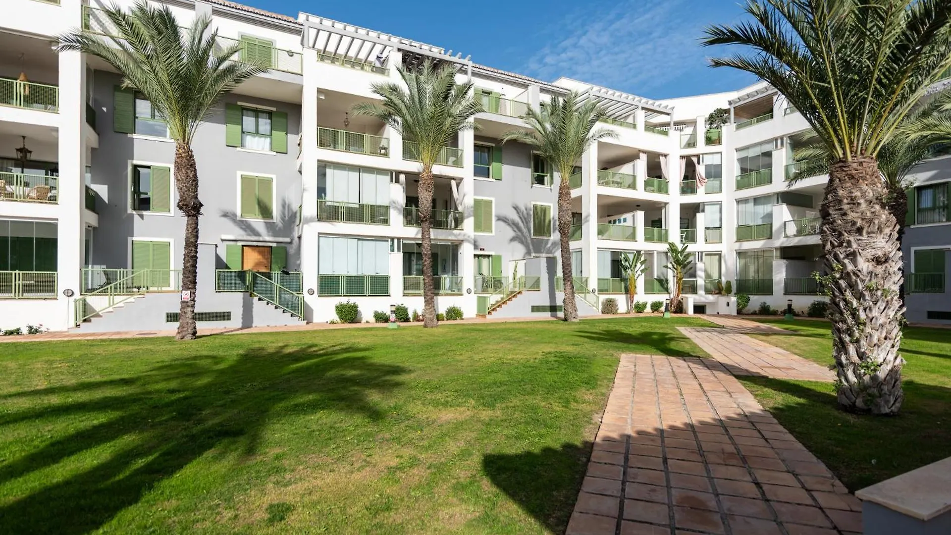 Seaside Sotogrande Retreat With Pool Διαμέρισμα