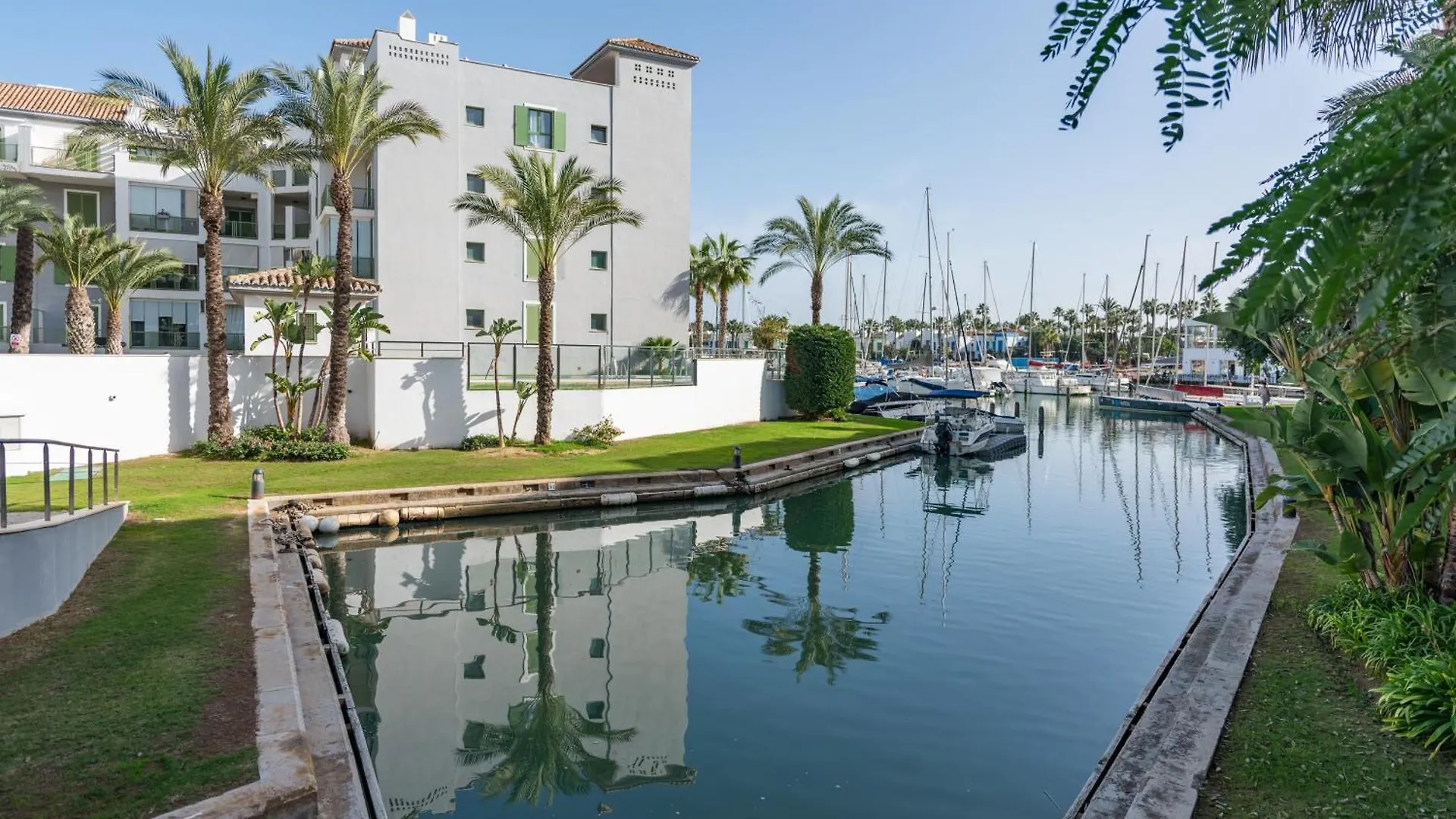 Seaside Sotogrande Retreat With Pool Διαμέρισμα