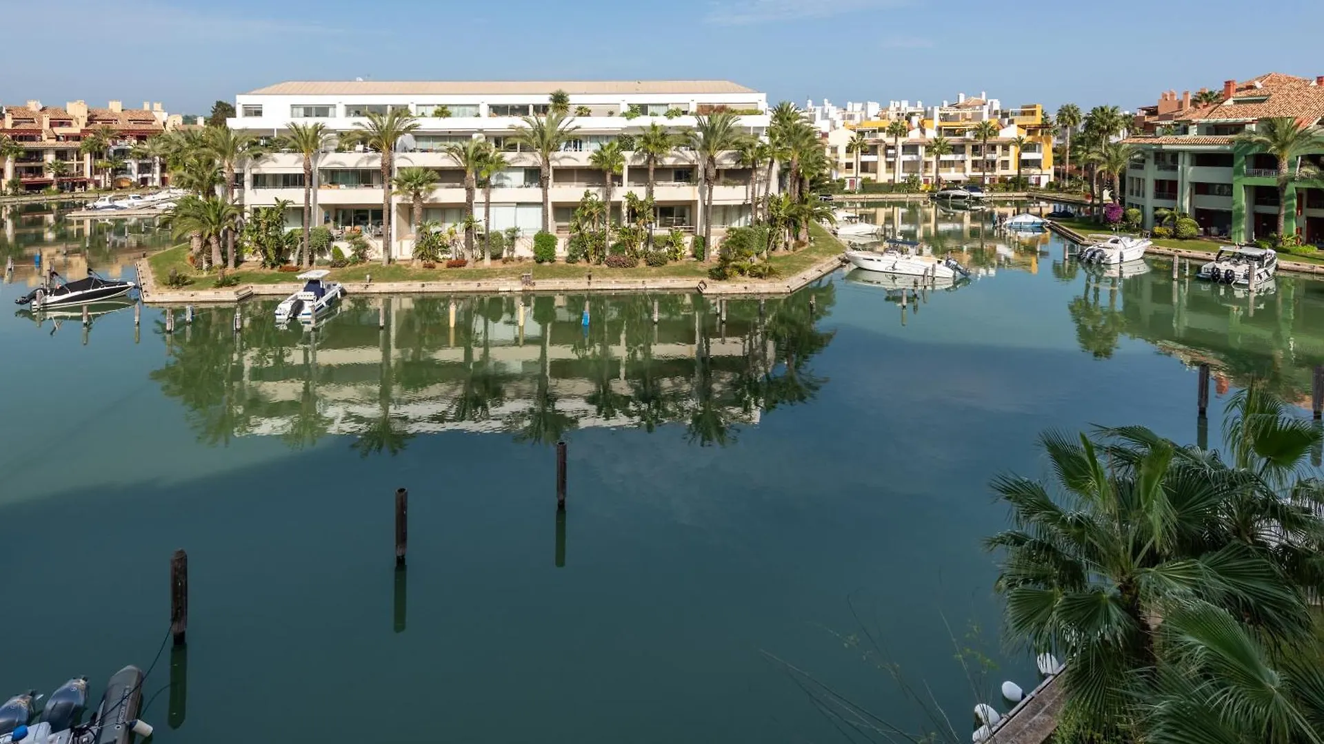 Seaside Sotogrande Retreat With Pool Διαμέρισμα