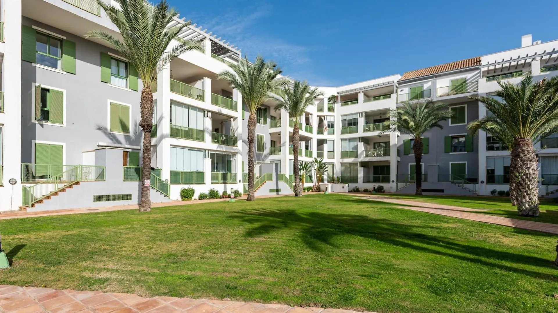 Seaside Sotogrande Retreat With Pool Διαμέρισμα