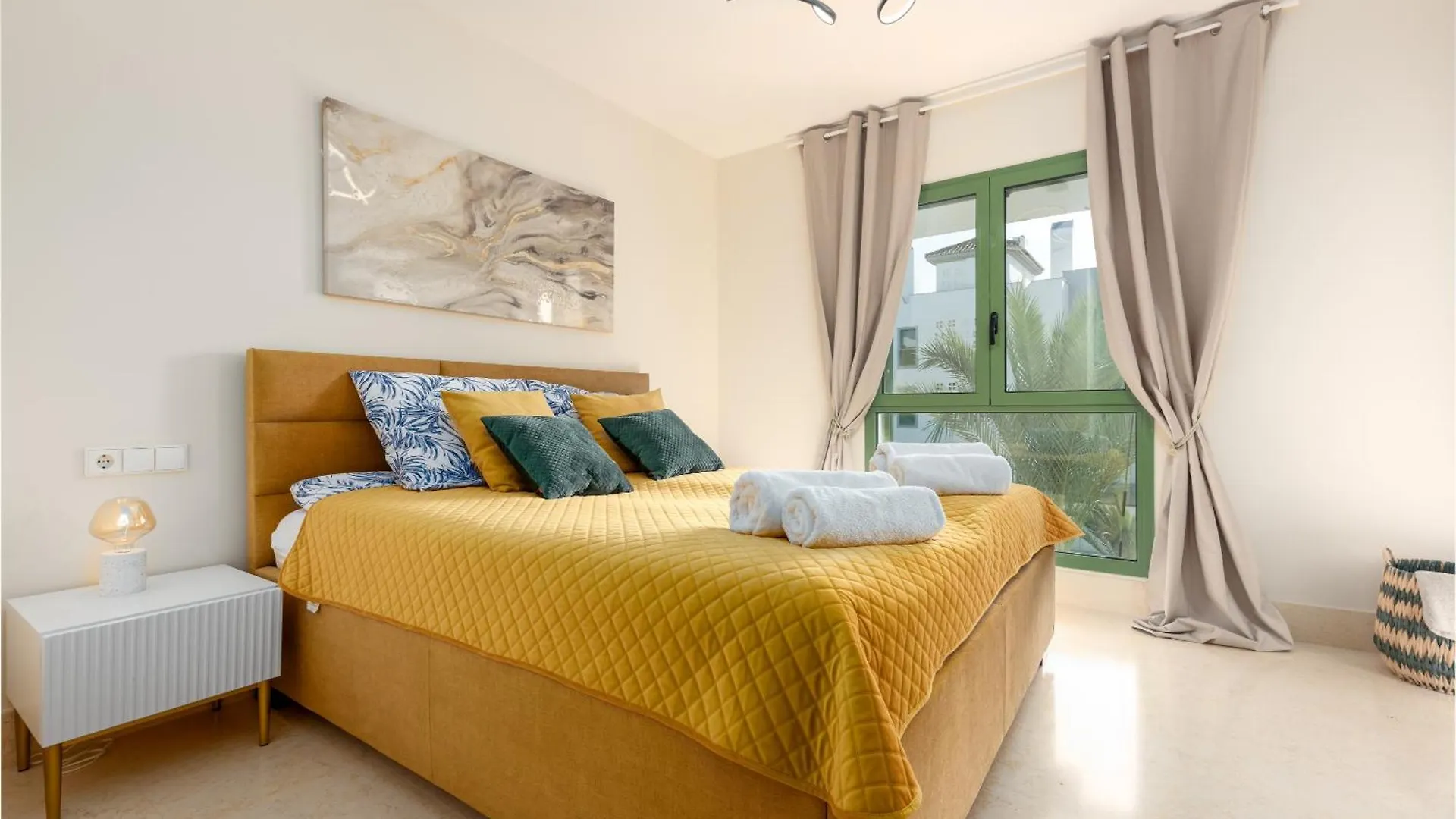 Seaside Sotogrande Retreat With Pool Διαμέρισμα