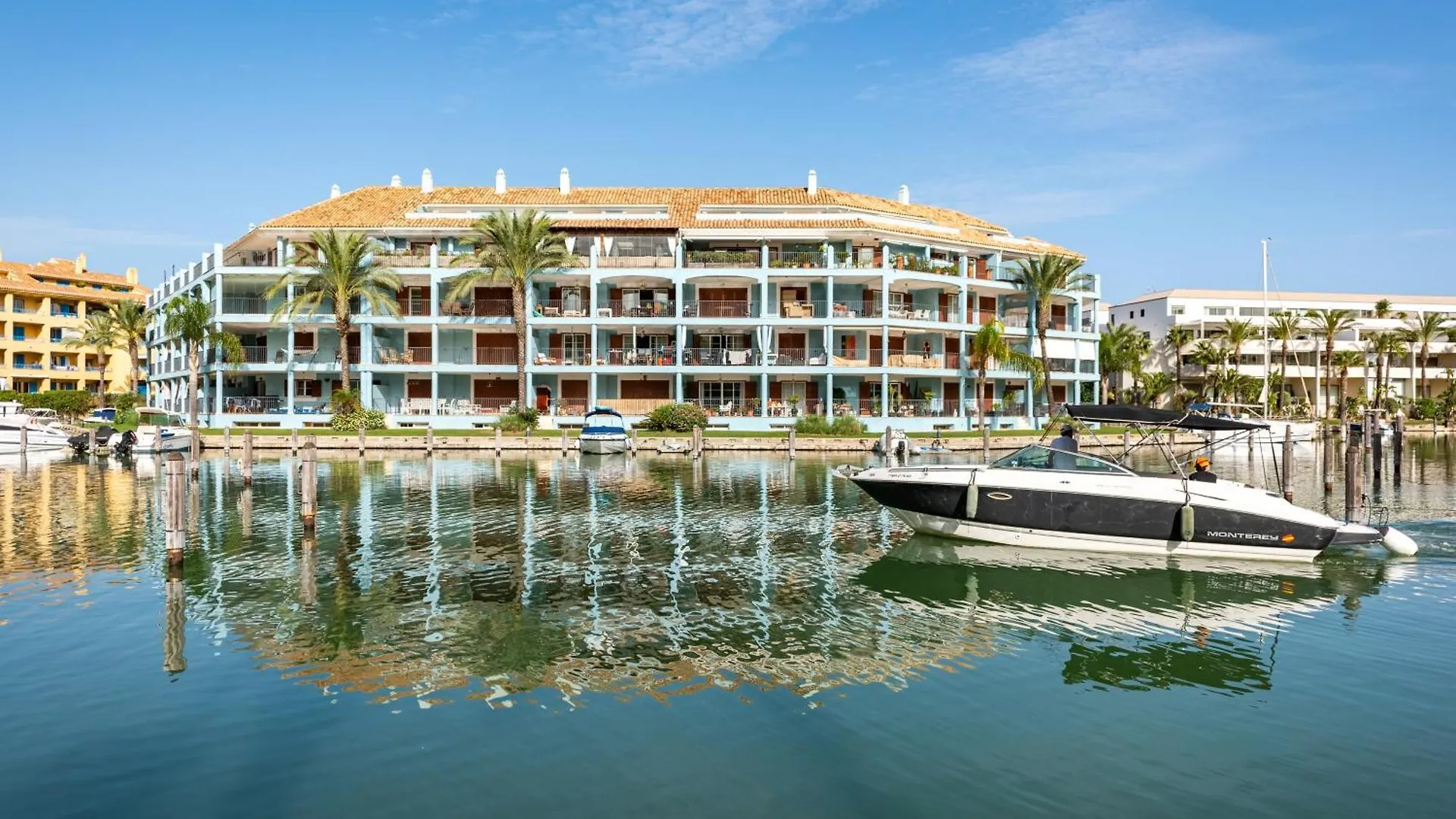 Seaside Sotogrande Retreat With Pool Διαμέρισμα