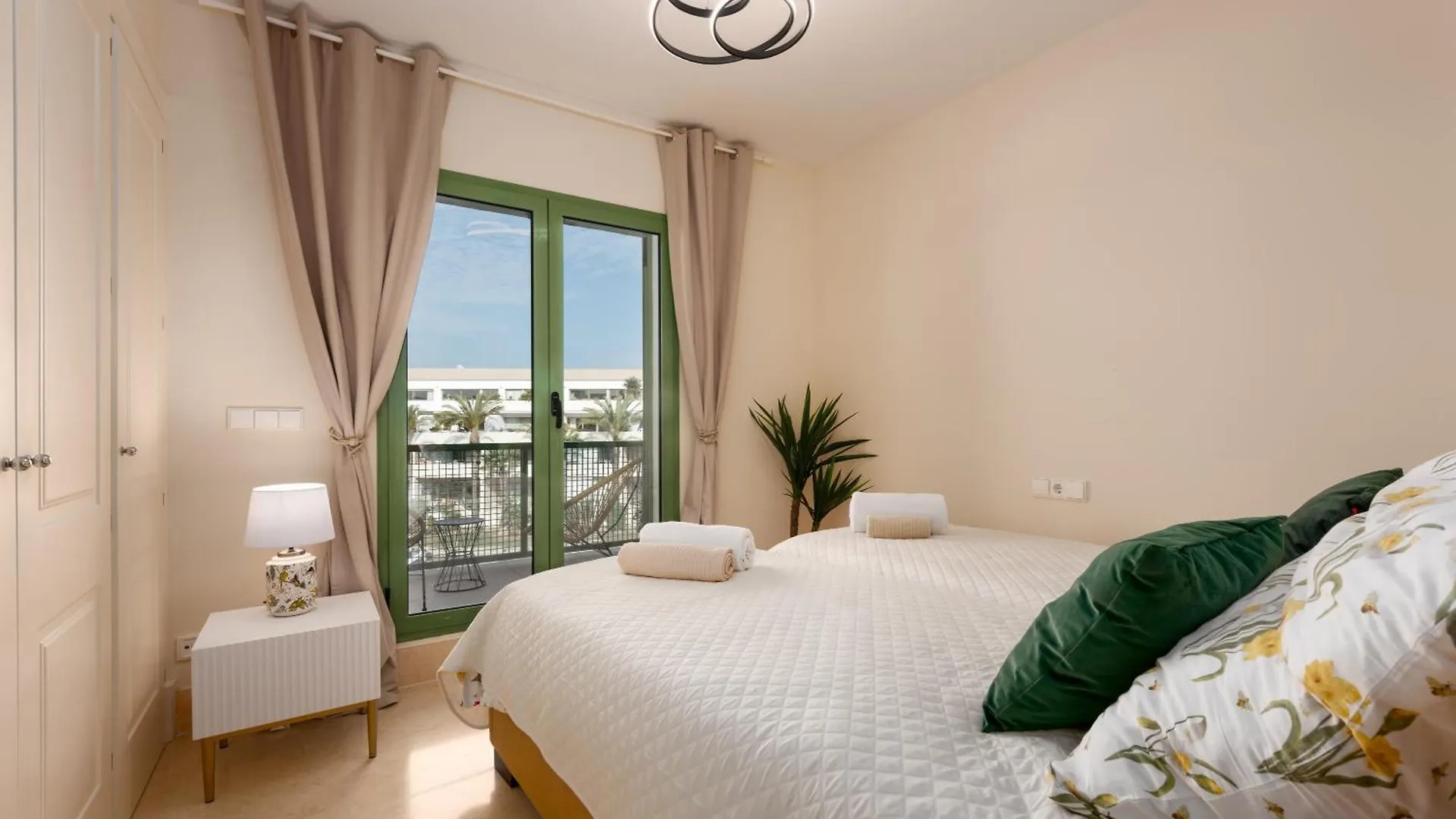 Seaside Sotogrande Retreat With Pool Διαμέρισμα
