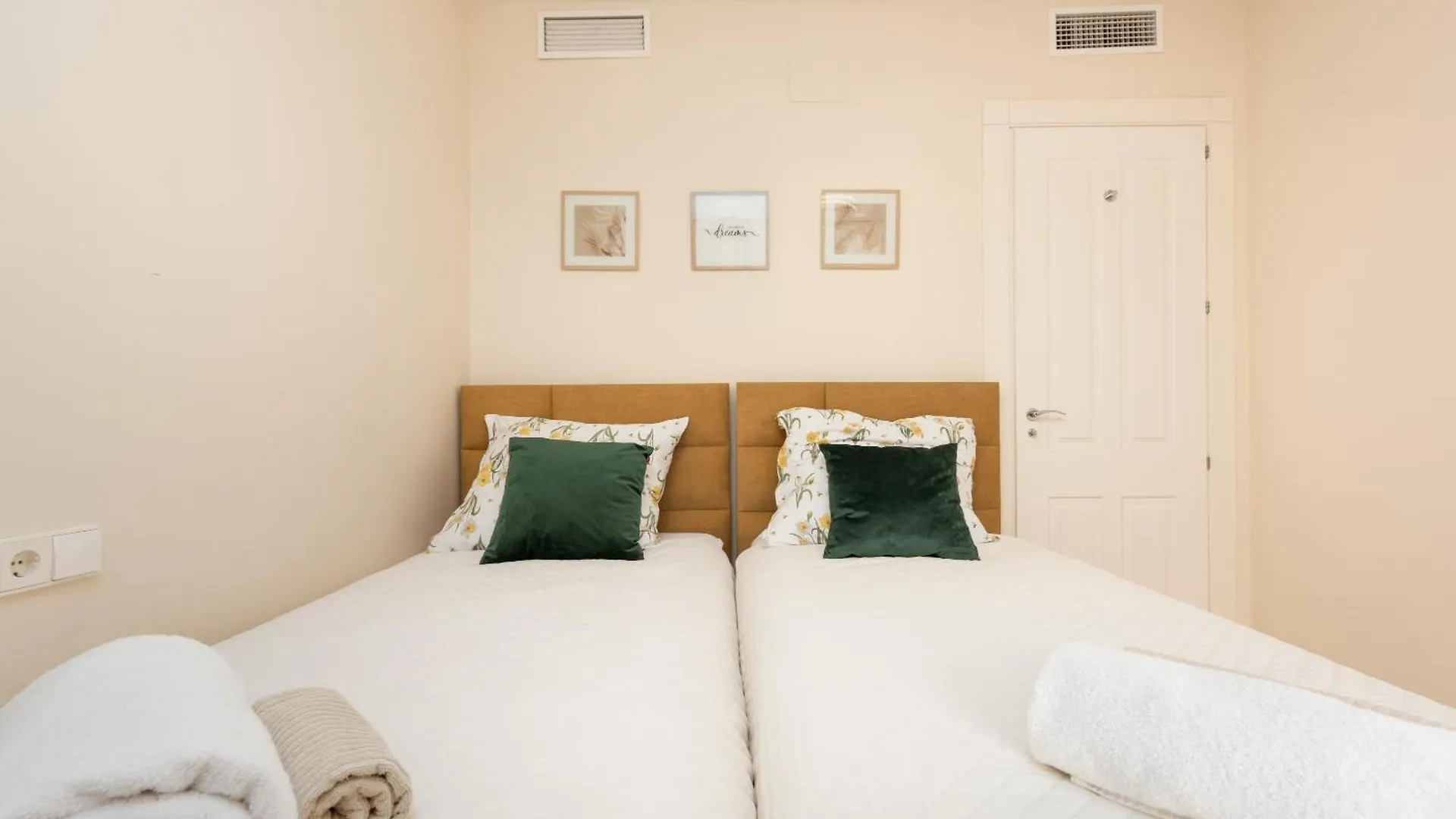 Seaside Sotogrande Retreat With Pool Διαμέρισμα